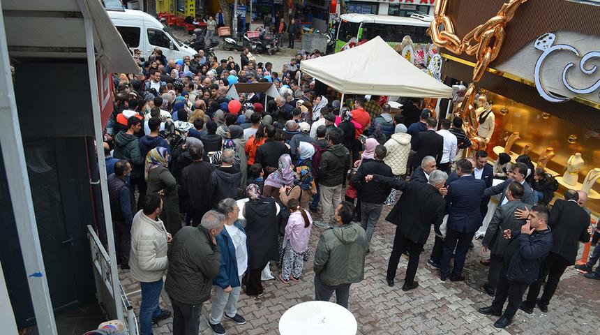 Yok böyle bir açılış! Kuyumcu açılışında altın dağıttılar