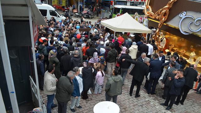 Yok böyle bir açılış! Kuyumcu açılışında altın dağıttılar