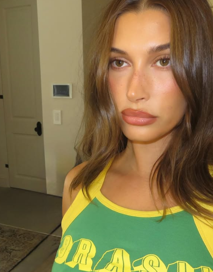 Hailey Bieber’dan estetik itirafı: “Yüzümde botoks yok, sadece çenemde var” G1