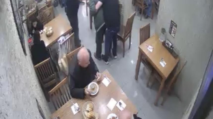 Lokantada Heimlich manevrasıyla müşterinin hayatını kurtardı