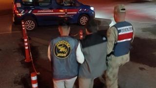 Jandarma araması olan şahsı yakaladı