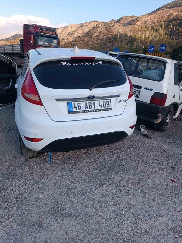 İki otomobil çarpıştı: 5 yaralı 1