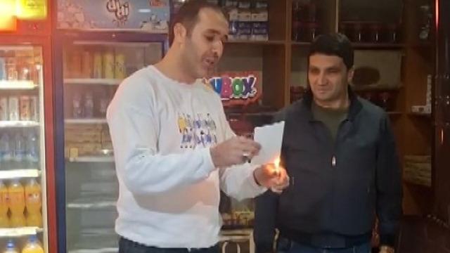 'Mahallenin borcu bitti' Hepsini kapatıp defteri sobada yaktı '1 gün sonra aramaya başladılar'