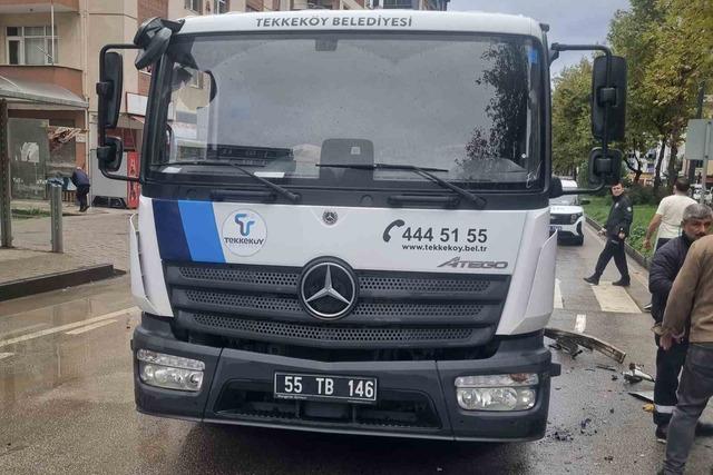 Samsun’da otomobil çöp kamyonuna çarptı: 1 yaralı 1