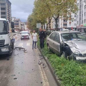 Samsun’da otomobil çöp kamyonuna çarptı: 1 yaralı