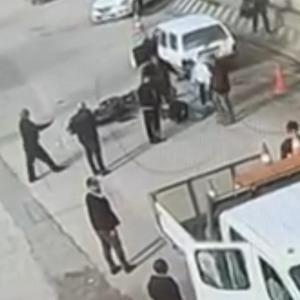 Hatalı sollama yapan motosiklete otomobil çarptı