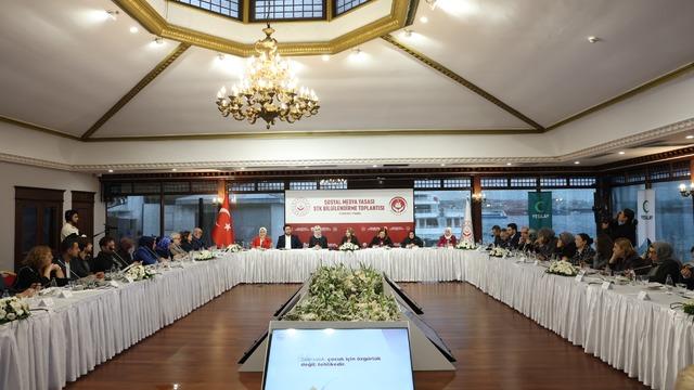 Bakan Göktaş, sosyal medya düzenlemesi için STK temsilcileriyle bir araya geldi