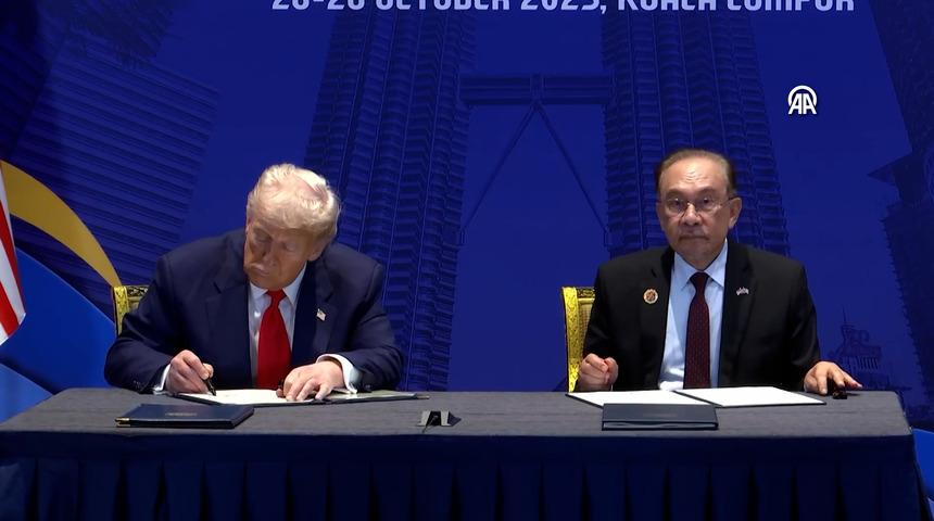 ABD Başkanı Trump, Doha'da yakıt molası sırasında Katar Emiri Al Sani ile görüştü