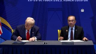 ABD Başkanı Trump, Doha'da yakıt molası sırasında Katar Emiri Al Sani ile görüştü