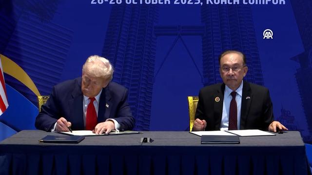 ABD Başkanı Trump, Doha'da yakıt molası sırasında Katar Emiri Al Sani ile görüştü
