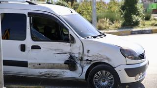 Muğla'da hafif ticari araç, ambulansla çarpıştı: 2 kişi yaralandı