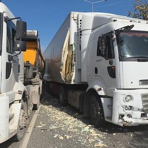 Kırmızı ışıkta bekleyen otomobile TIR çarptı: 5 yaralı