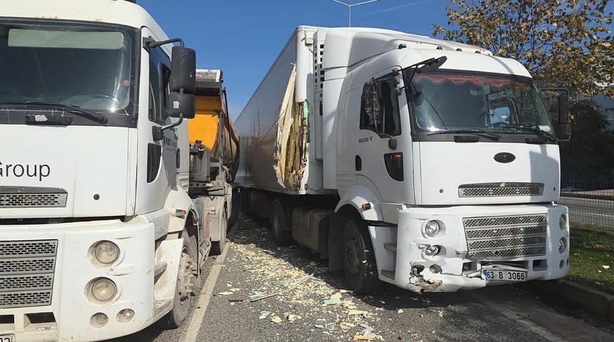 Kırmızı ışıkta bekleyen otomobile TIR çarptı: 5 yaralı