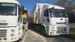 Kırmızı ışıkta bekleyen otomobile TIR çarptı: 5 yaralı
