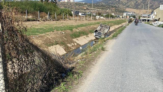 Kanala uçup ters dönen araçtan burunları bile kanamadan çıktılar 6