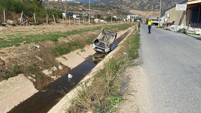 Kanala uçup ters dönen araçtan burunları bile kanamadan çıktılar 5