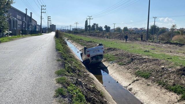 Kanala uçup ters dönen araçtan burunları bile kanamadan çıktılar 4