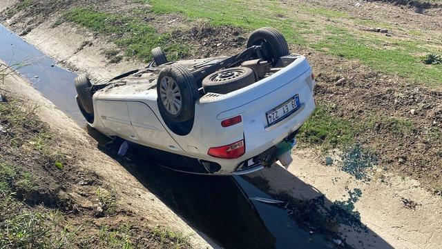 Kanala uçup ters dönen araçtan burunları bile kanamadan çıktılar 3