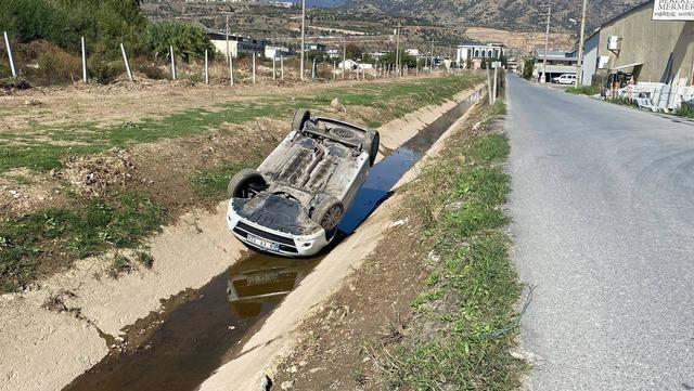 Kanala uçup ters dönen araçtan burunları bile kanamadan çıktılar 2