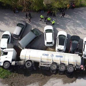 Balıkesir’de yağ tankeri devrildi, 7 araç hasar gördü
