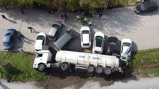 Balıkesir’de yağ tankeri devrildi, 7 araç hasar gördü