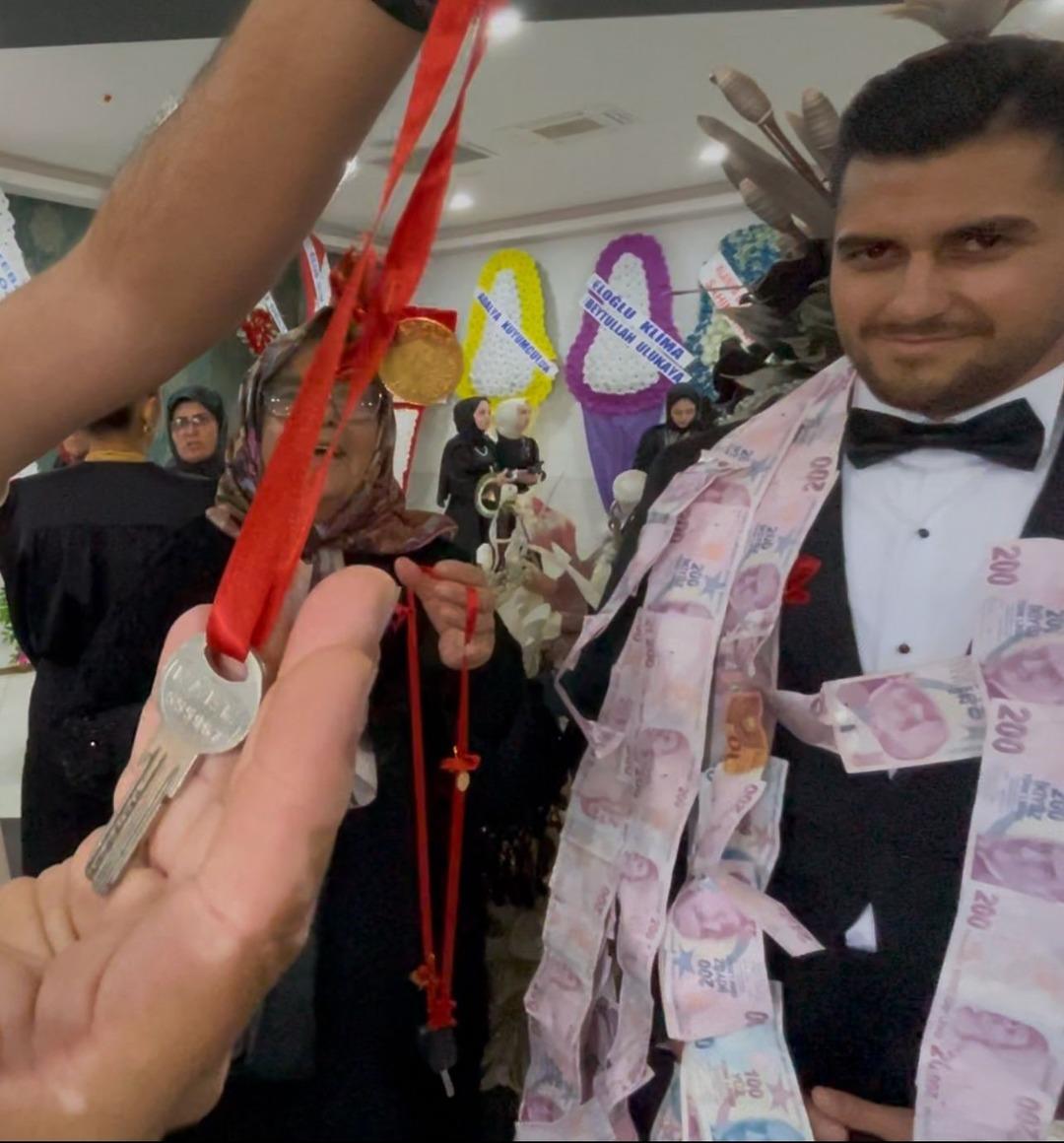 Yok b&ouml;yle babaanne! D&uuml;ğ&uuml;nde takı olarak ev, arsa ve son model araba taktı...  1