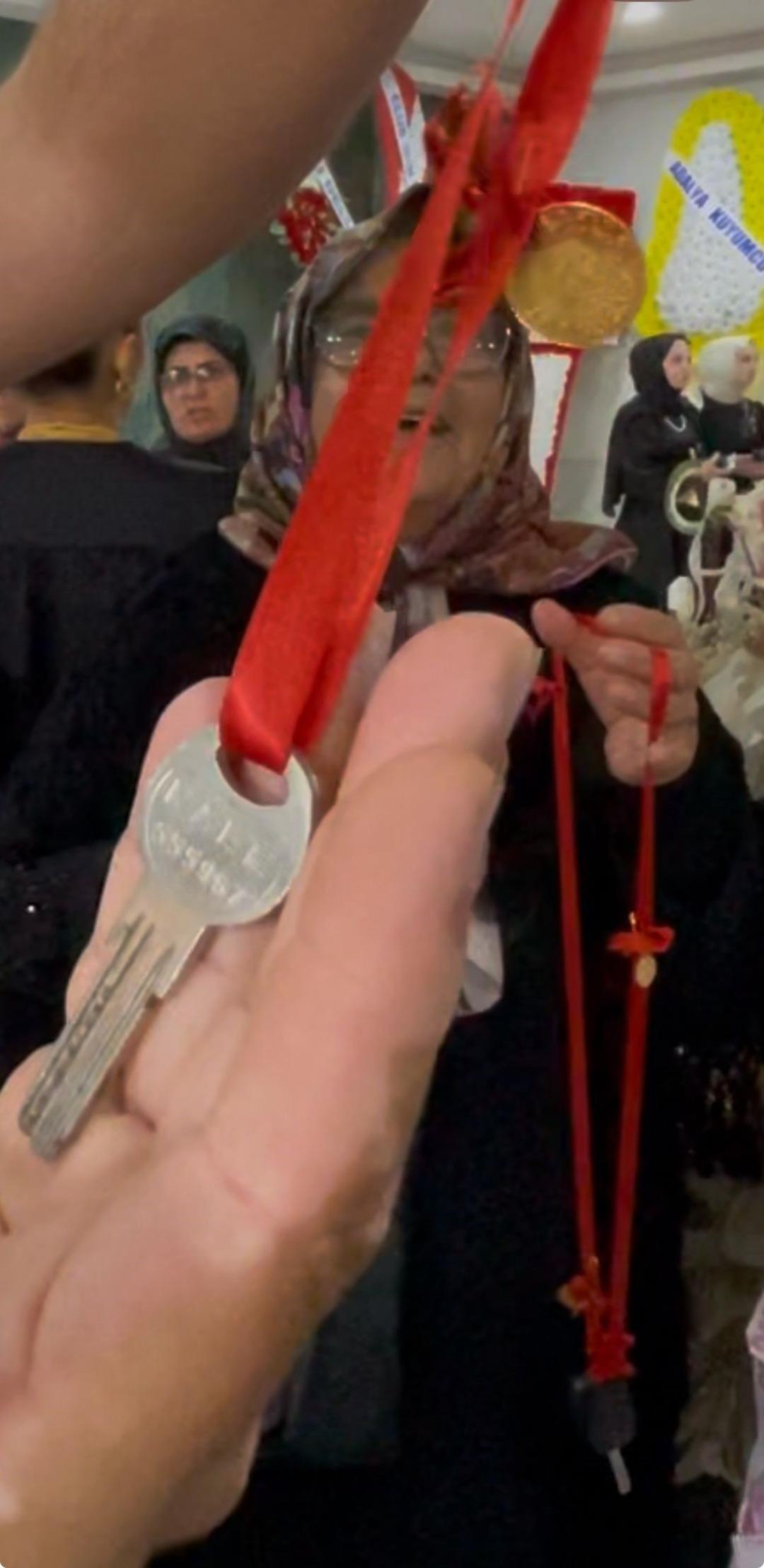 Yok b&ouml;yle babaanne! D&uuml;ğ&uuml;nde takı olarak ev, arsa ve son model araba taktı...  3