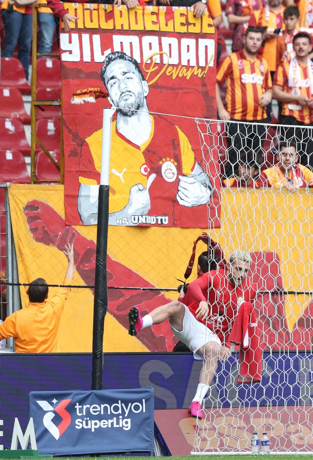 Galatasaray da Göztepe maçı öncesi Barış Alper Yılmaz gelişmesi! Taraftarla arasındaki buzlar eridi, tribünlere çağrıldı... 2