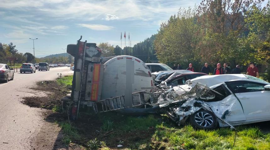 Balıkesir'de ayçiçeği yüklü tanker devrildi! Park halindeki 7 araçta hasar oluştu