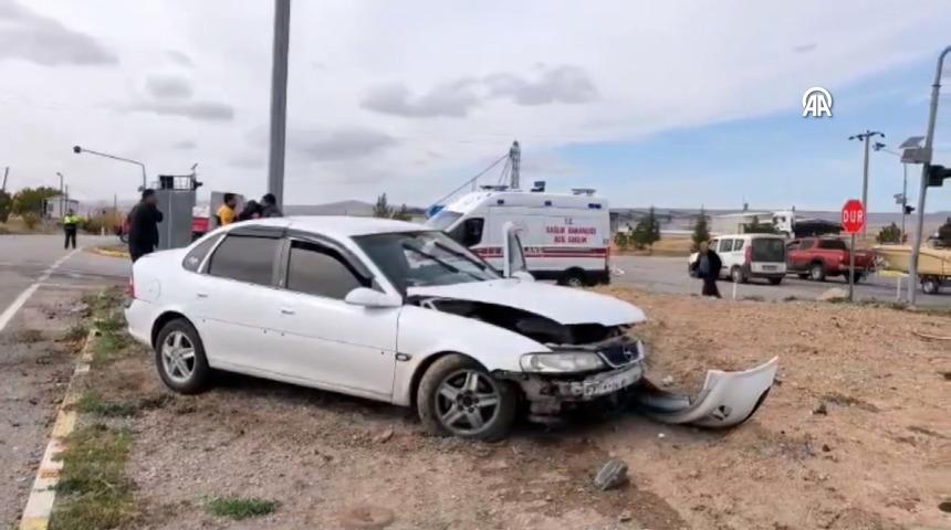 Kırıkkale'de iki otomobil çarpıştı: 4 kişi yaralandı