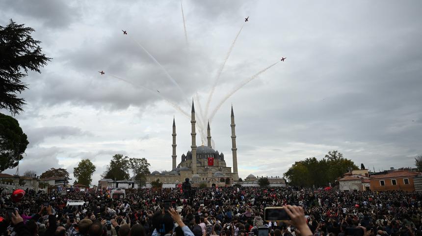 Türk Yıldızları'ndan Edirne semalarında gösteri uçuşu