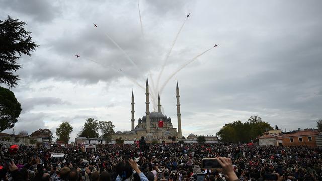 Türk Yıldızları'ndan Edirne semalarında gösteri uçuşu