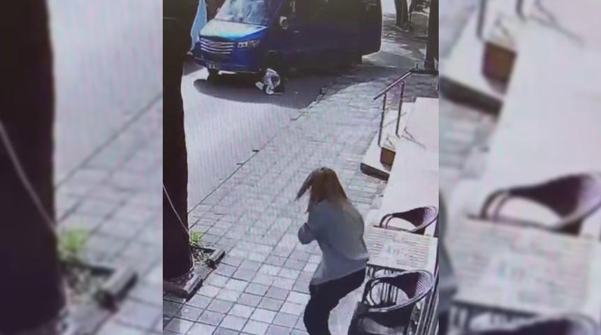 Maltepe'de trafik kazası! Ayağı minibüsün altında kaldı