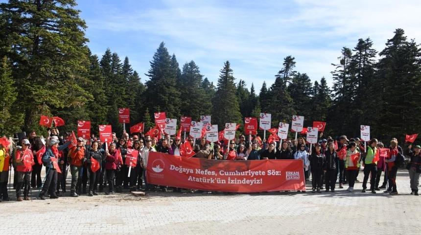 Uludağ'da yüzlerce kişi Cumhuriyetin izinde yürüdü