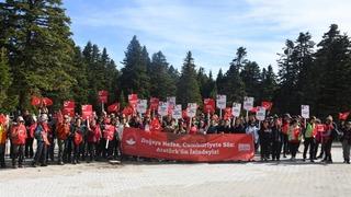 Uludağ'da yüzlerce kişi Cumhuriyetin izinde yürüdü