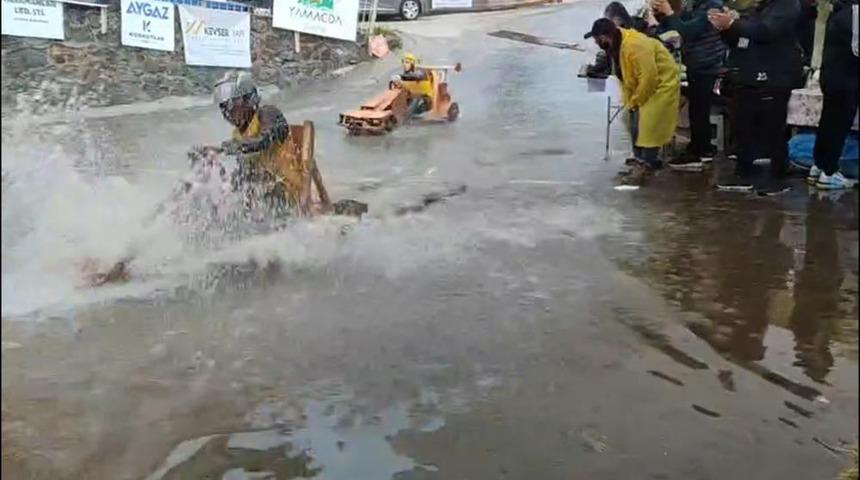 Geleneksel tahta araba yarışlarına yağmur da engel olamadı