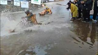 Geleneksel tahta araba yarışlarına yağmur da engel olamadı