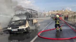 Seyir halindeki kamyonet alev aldı: Ensesinde sıcaklık hissedince, 3 kişinin hayatı kurtuldu