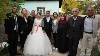 Hacca gidemeyen yaşlı çift birikimleriyle gençlerin düğün hayalini gerçeğe dönüştürdü