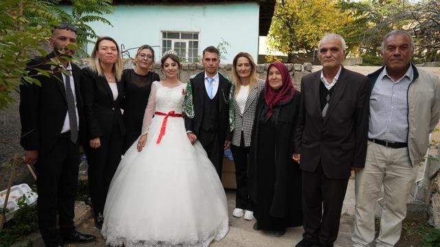 Hacca gidemeyen yaşlı çift birikimleriyle gençlerin düğün hayalini gerçeğe dönüştürdü