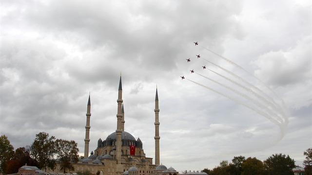 Türk Yıldızları’ndan Edirne’de gösteri uçuşu