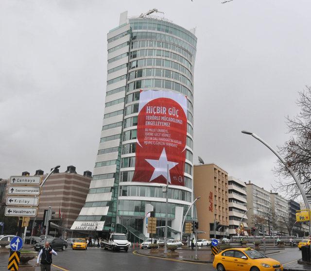 ABD Büyükelçiliği karşısındaki dev afişte terörle mücadele mesajı