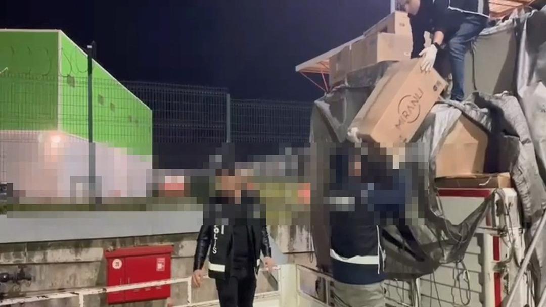 Kocaeli de bir TIR’da 49 bin 750 paket kaçak sigara ele geçirildi 2