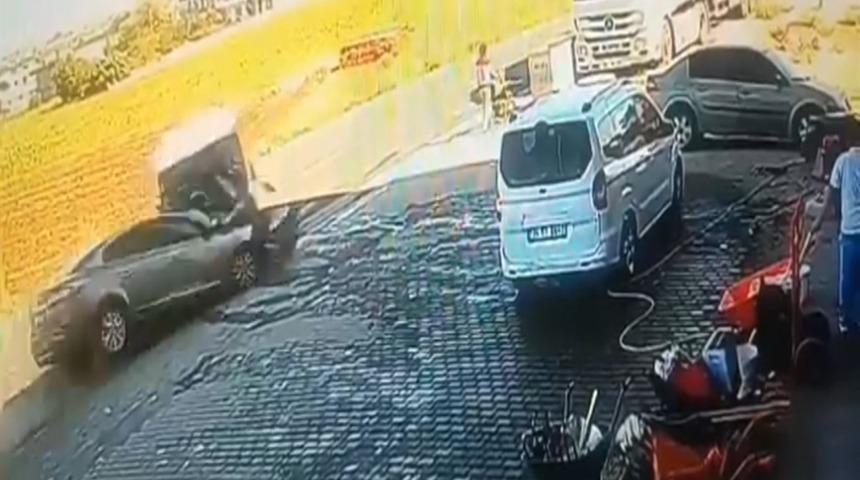 Diyarbakır’da otomobille minibüsün çarpıştığı kazada 3 kişi yaralandı; o anlar kamerada