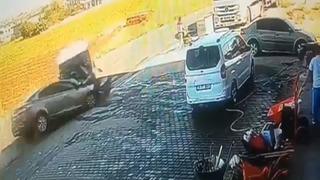 Diyarbakır’da otomobille minibüsün çarpıştığı kazada 3 kişi yaralandı; o anlar kamerada