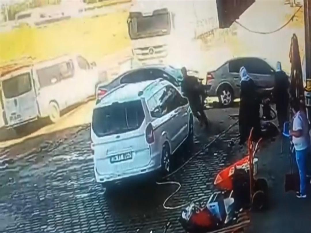 Diyarbakır’da otomobille minibüsün çarpıştığı kazada 3 kişi yaralandı; o anlar kamerada 1