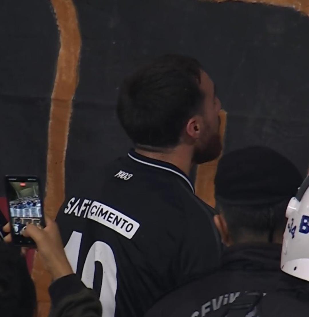 Beşiktaş ta Kasımpaşa beraberliği ortalığı karıştırdı! Sergen Yalçın ve takım kaptanı Orkun Kökçü ye tepki geldi! Yalçın tribünlere gitti... 3