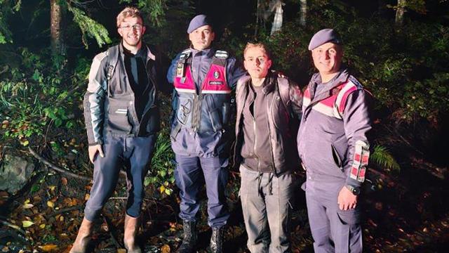 Mantar toplarken ormanda kaybolan 2 genci ekipler kurtardı