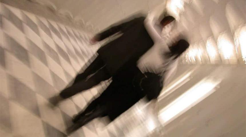 Kocasını yatakta başka bir kadınla bastı! 