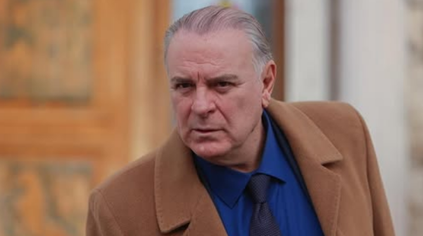 Burak Sergen kendisinden 26 yaş küçük karısıyla poz verdi! 